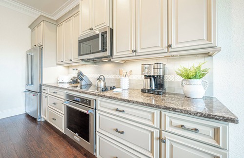 Villa Lago Maison | Designer Golf View Beach Home with 6 Seat Golf Cart
