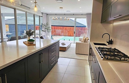 Gledswood Hills Maison | Designer Hampton style house with + Pool 8 guests