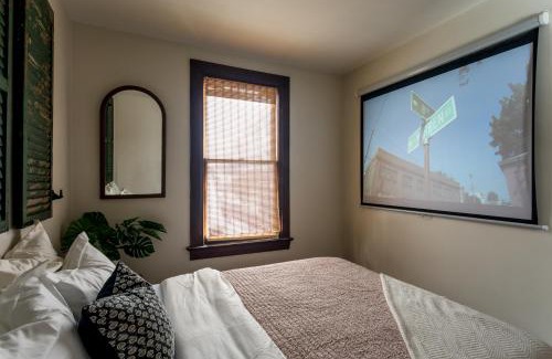 Hudson Maison | Designer Home, Hot Tub, Private Yard, & Projector