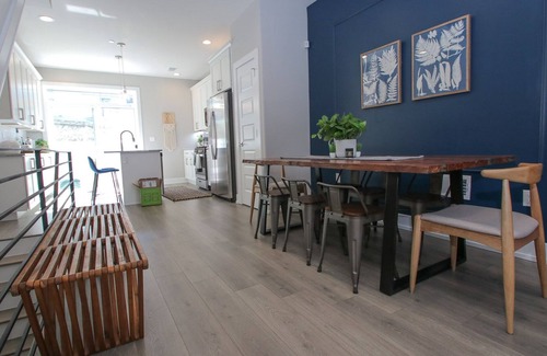 South Philadelphia Maison | Designer Home with Roof deck!4B/3B, Sleeps 10!