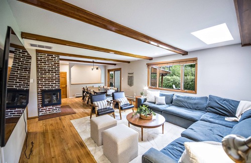 Southeast Maison | Large Home Perfect For Group Get-Togethers, 15 mins to Downtown Denver