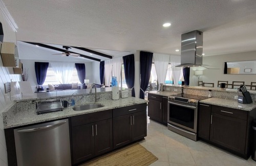 Boca Raton Maison | Designer House Heated Pool 3 mi. from the Beach & Downtown