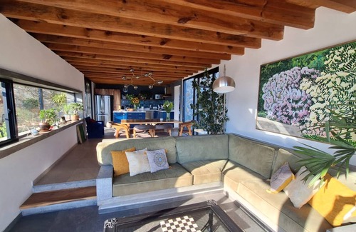 El Santuario Maison | Designer House with Spectacular Lake Views, Jacuzzi and Lush Gardens