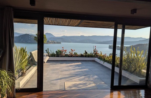 El Santuario Maison | Designer House with Spectacular Lake Views, Jacuzzi and Lush Gardens
