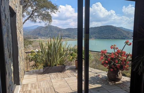 El Santuario Maison | Designer House with Spectacular Lake Views, Jacuzzi and Lush Gardens