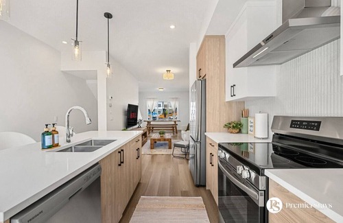 Springbank Hill Appartement | Designer-Inspired Home » King Bed » Garage » AC