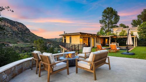 Agoura Hills Maison | Designer Malibu Retreat w Private Pool Dual Firepits and A Panoramic Views