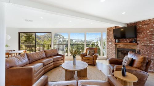 Agoura Hills Maison | Designer Malibu Retreat w Private Pool Dual Firepits and A Panoramic Views