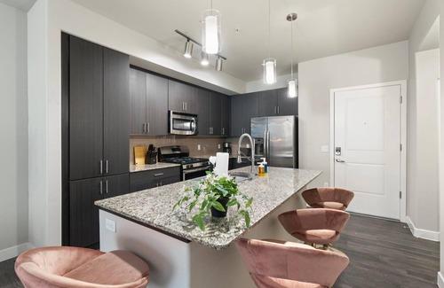 Riverside Appartement | Designer Pink Oasis Sky Lounge, Pool & Near ASU