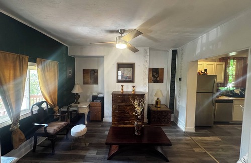 South Hills Appartement | Designer Private Studio Suite – Luxe Bath