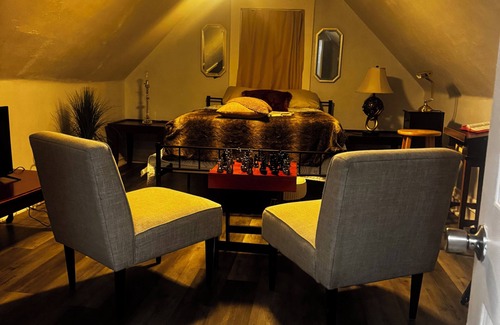 South Hills Appartement | Designer Private Studio Suite – Luxe Bath