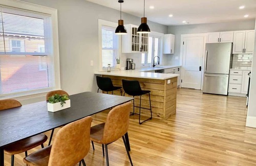 Arlington Copropriété | Designer Style 3Br, King Bed, W/D,Parking,Spotless