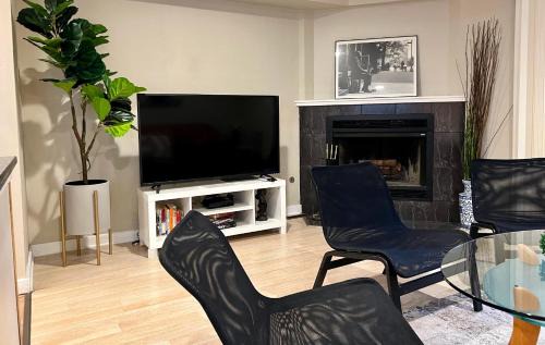Old Town Maison | Designer Themed 4 Bedroom in Best Location with Patio and Fireplace