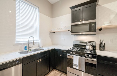 Benton Park Maison | Designer Townhome 2 of 3 Left Side - JZ Vacation Rentals