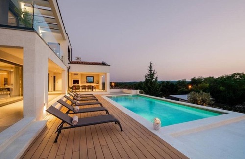 Sumber Villa | Designer Villa La Guardia wt pool, sauna, jacuzzi