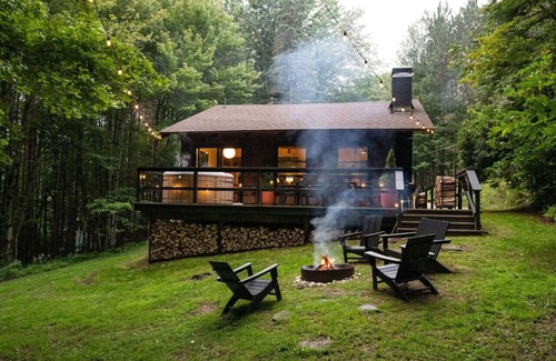 Denver Appartement | Destino Catskills Chalet - Hot Tub and Fire Place