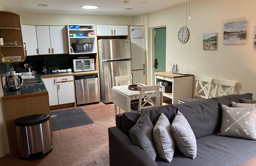 Sam Hughes Maison | Detached 1BR Guest House, near UA, private patio and 2-person jacuzzi.