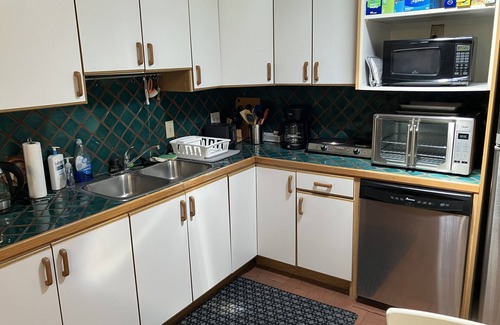Sam Hughes Maison | Detached 1BR Guest House, near UA, private patio and 2-person jacuzzi.