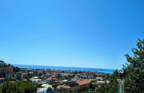 Vallecrosia Maison | Detached Casa Roque Sea View + parking included for families, couples, friends