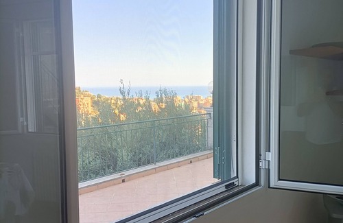 Vallecrosia Maison | Detached Casa Roque Sea View + parking included for families, couples, friends