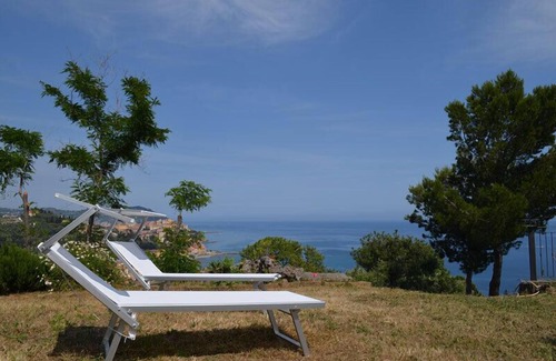Poggi Maison | Detached country house with large garden and wonderful panoramic sea view