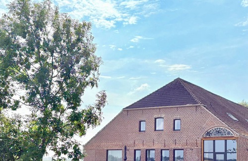 Altfunnixsiel Appartement | Detached, family-friendly Gulfhof with terrace and large garden in Wi