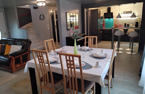 Noisiel Maison | Detached house with garden. Between Paris & Disney . Wi-Fi & Break fast Free