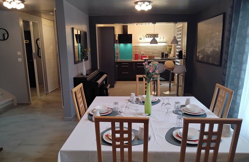 Noisiel Maison | Detached house with garden. Between Paris & Disney . Wi-Fi & Break fast Free