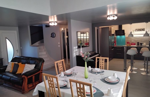 Noisiel Maison | Detached house with garden. Between Paris & Disney . Wi-Fi & Break fast Free