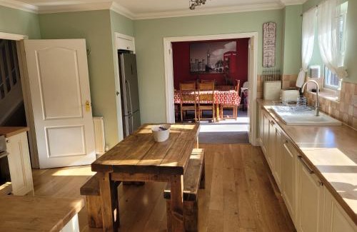 Hockering Maison | Detached luxury 5 bed house, lanscaped garden, fire pit, parking, can sleep families or workers