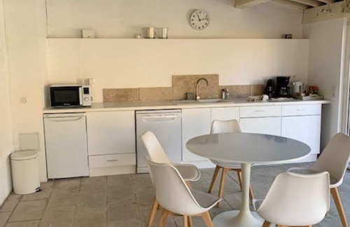 Meynes Lit Et Petit-Déjeuner | Detached outbuilding 30m2 + kitchen 25m2 + lounge area