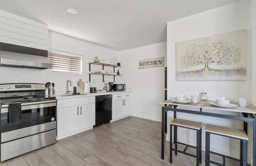 Mesa Maison | Detached Private Guesthouse - Full Kitchen, 1BD + 1BA, Parking Spot - Sleeps 2