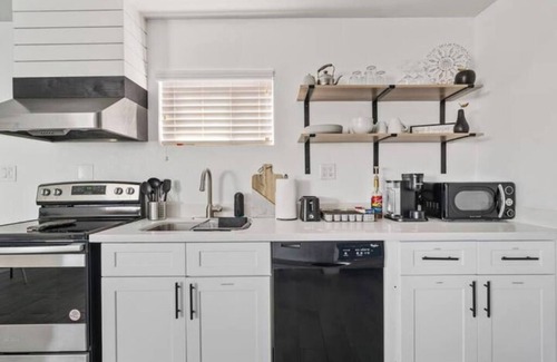 Mesa Maison | Detached Private Guesthouse - Full Kitchen, 1BD + 1BA, Parking Spot - Sleeps 2
