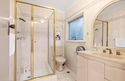 Pymble Maison | Detached Queen Room in Pymble - Serene Spot - Shared Bathroom