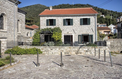 Tivat Villa | Maison individuelle au bord de l'eau. Entièrement rénové en 2017. 3 B, 2BR