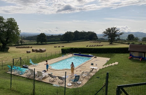 Brion Maison | Aîle de château indépendante avec piscine près d'Autun (5km)