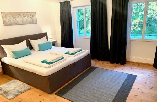 Gehlsdorf Appartement | DEUTSCHE VILLA - SUPERIOR APARTMENT- 1 Obergeschoss mit gem Sauna und Garten
