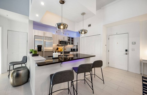 Downtown West Palm Beach Copropriété | "Pure Paradise" Condo de luxe w / piscine à quelques pas de la Place Ville! 1 mile de la plage!