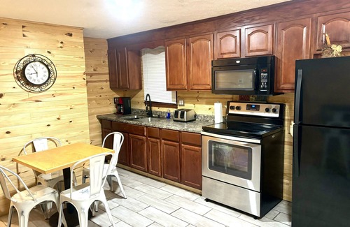 Newtown Maison | Devil Anse Off Road Lodging Hatfield & McCoy Trail House
