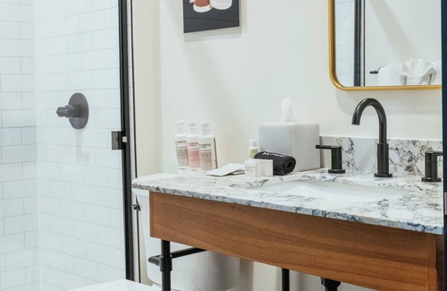 Faubourg Delassize Hôtel | Dew Drop Inn