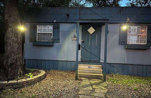 Spiro Cabine | Dew's Cabin is just 10 minutes from Fort Smith, Arkansas.