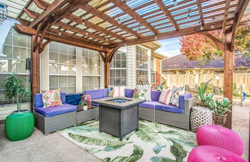 South Arlington Maison | DFW Fun ~ Heated Pool/Spa ~ Airport/Six Flags/UTA- Great for Large Groups