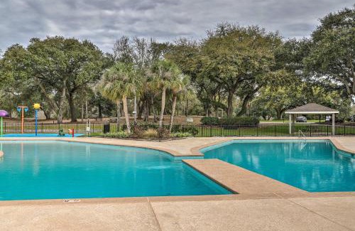 Diamondhead Appartement | Diamondhead Condo - Marina, Pool Access and Golfing!