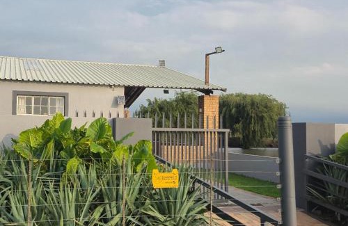 Govan Mbeki Appartement | Die Damhuis by Heybert