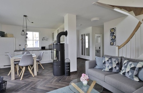 Stove Maison | Dieses Wunderschöne Reetdachhaus "wiesenkieker" mit Blick in die Unverbaute Natur Lädt zum Verweilen ein