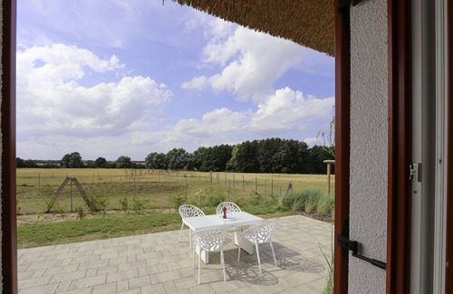 Stove Maison | Dieses Wunderschöne Reetdachhaus "wiesenkieker" mit Blick in die Unverbaute Natur Lädt zum Verweilen ein