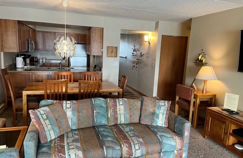 Dillon Copropriété | Condo 2 BR sur le lac Dillon-Comprenant 4 forfaits de ski quotidiens, une piscine intérieure et un bain à remous