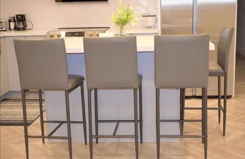 Dimond Maison | Charming 2-bedroom 2-bathroom house with AC, WiFi, EV charger in superb Oakland