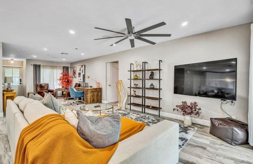 Tropic Palms Maison | Dinas Home with Modern Interior and Heated Pool