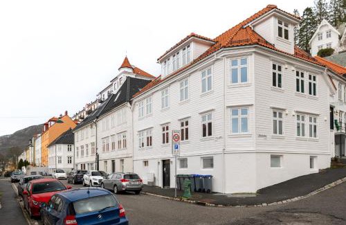 Bergenhus Appartement | Dinbnb Apartments I 600m to Bryggen & 100m to the Mountain Hikes